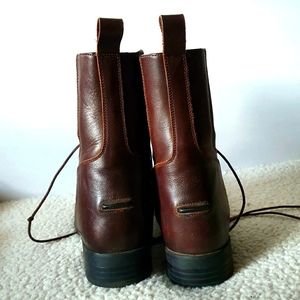 Short lace-up riding boot